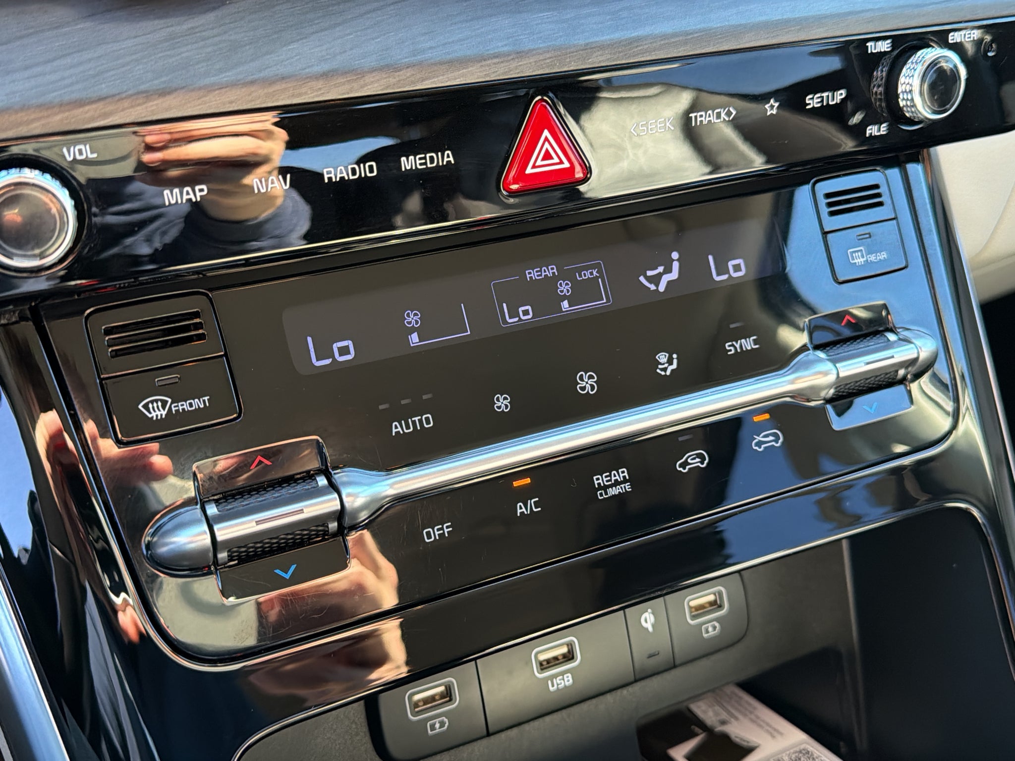 2024 Kia Carnival EX