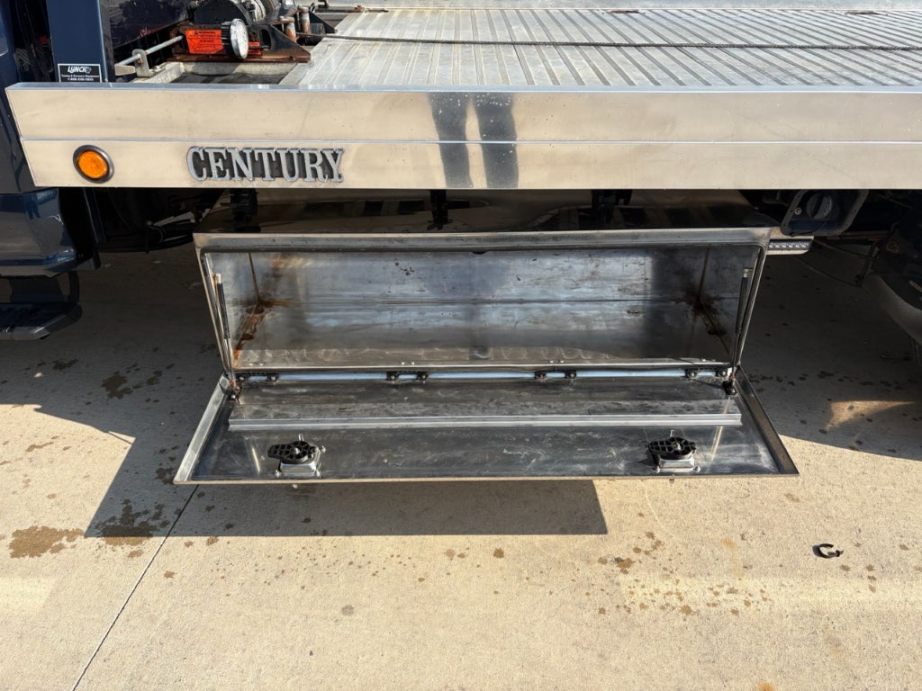 2020 Ford F-550 Super Duty w/ Century 10S Carrier