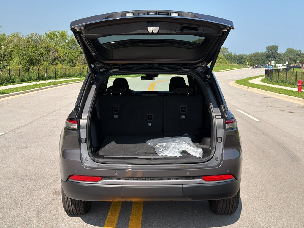 2026 Jeep Grand Cherokee Laredo Altitude Tow Pkg