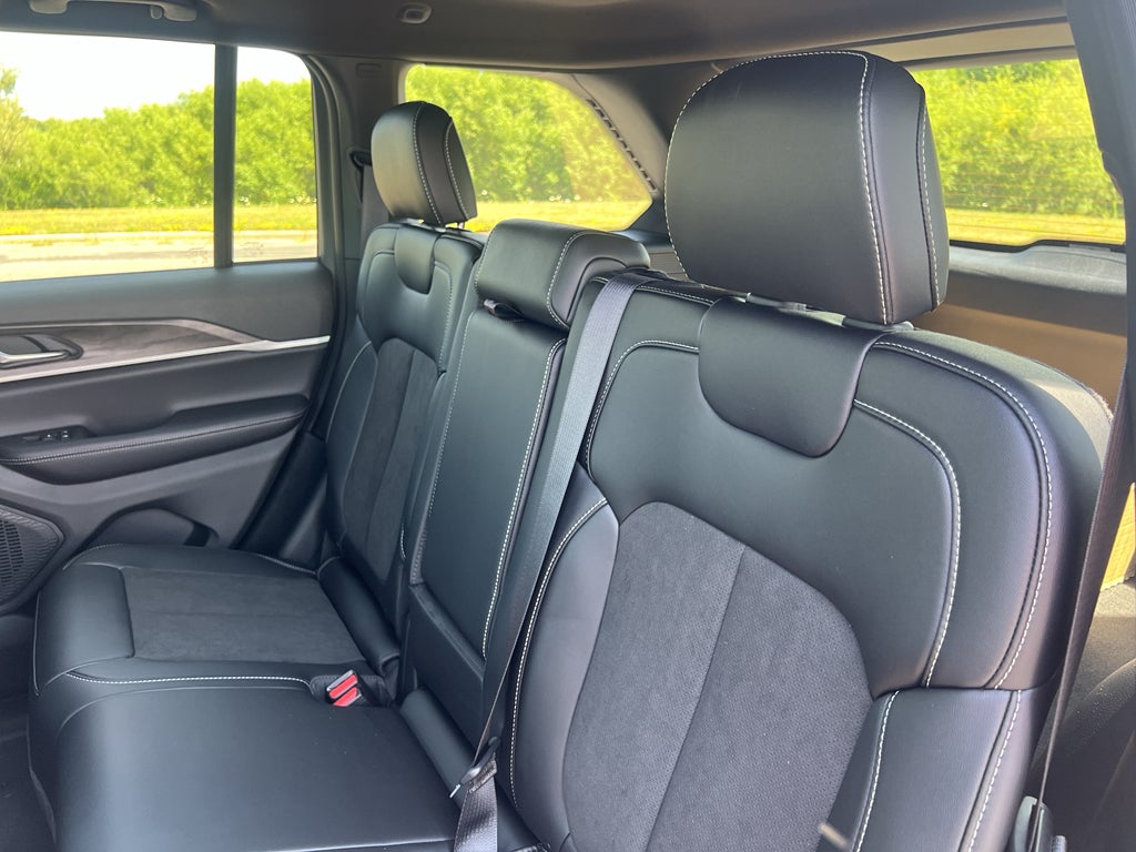2026 Jeep Grand Cherokee Laredo Altitude