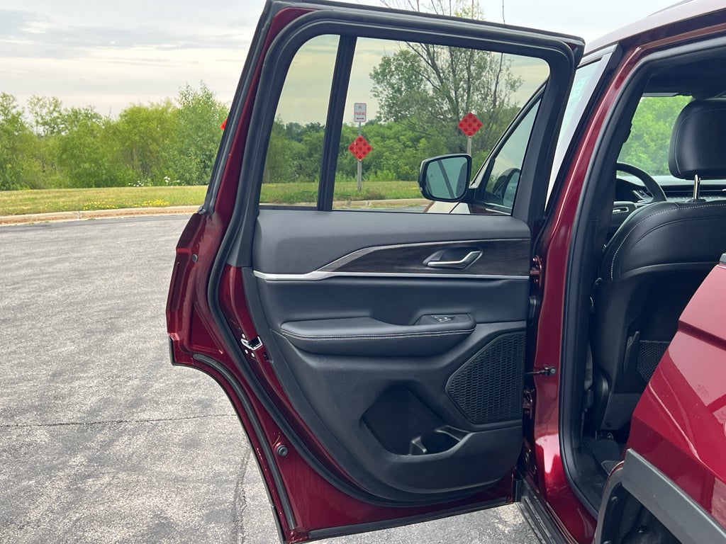 2026 Jeep Grand Cherokee Laredo Altitude
