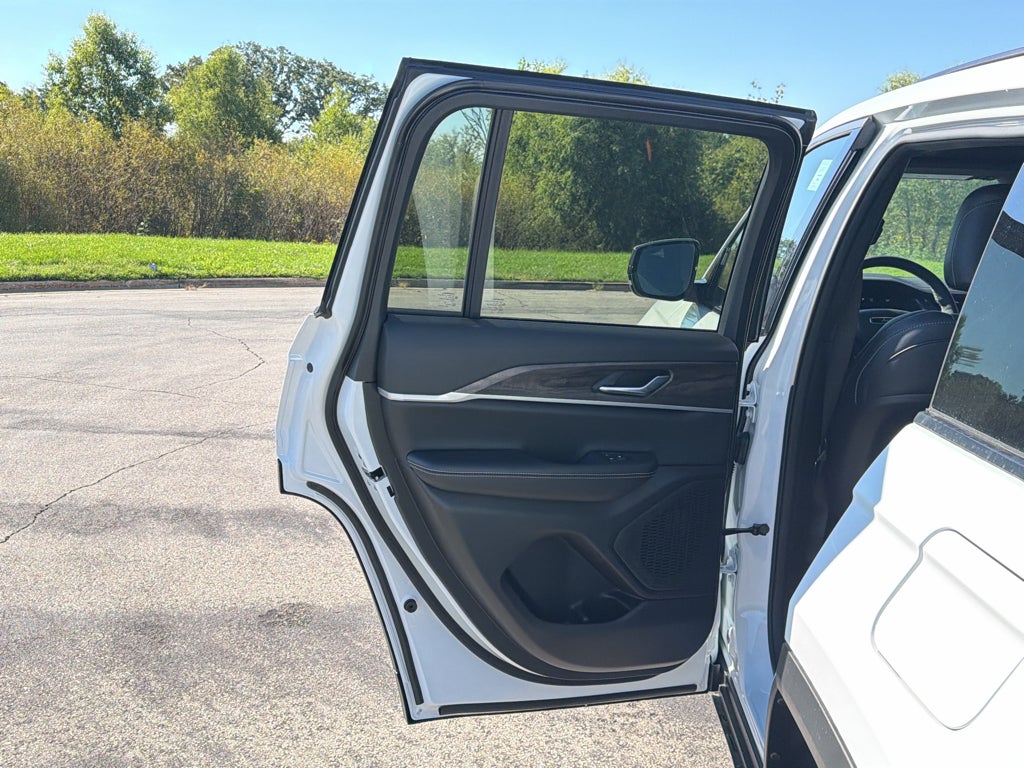 2027 Jeep Grand Cherokee Laredo Altitude