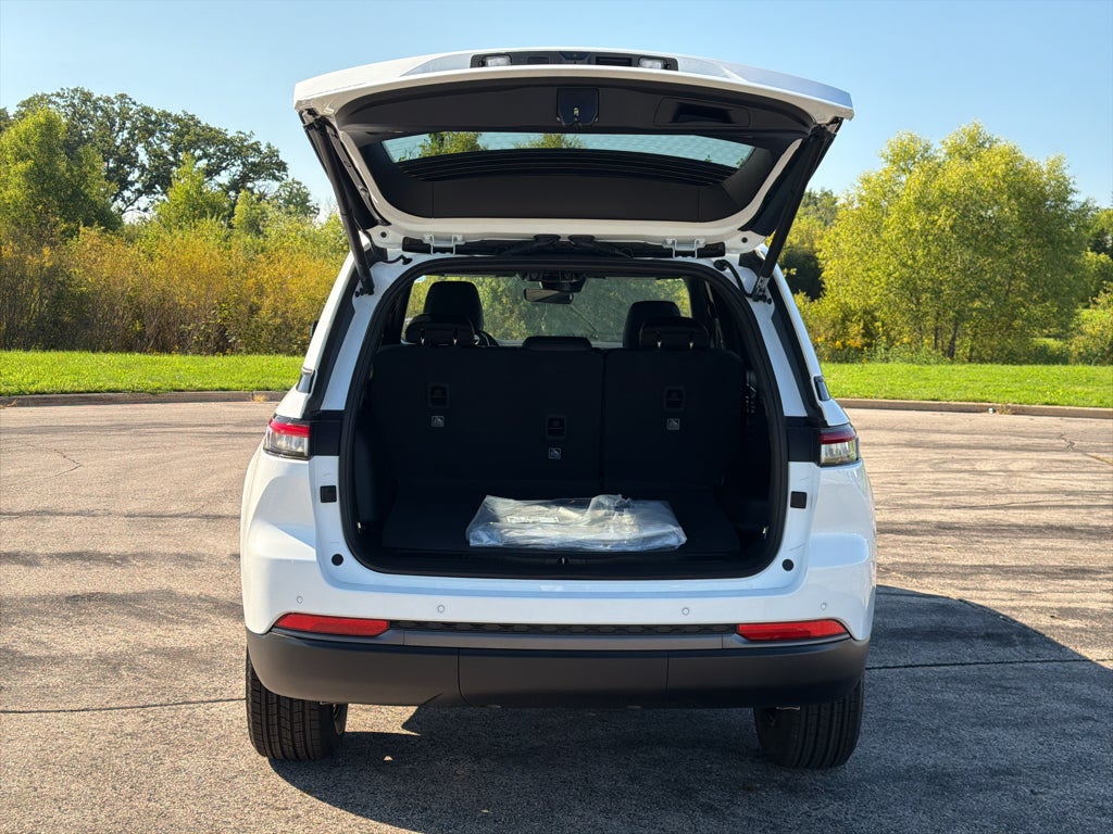 2027 Jeep Grand Cherokee Laredo Altitude