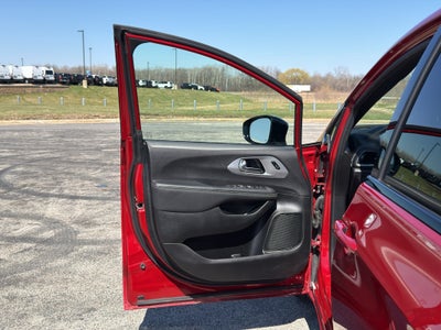 2025 Chrysler Pacifica Limited w/Tow Package