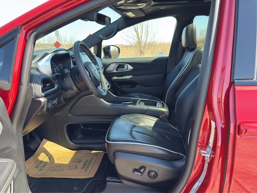 2025 Chrysler Pacifica Limited w/Tow Package