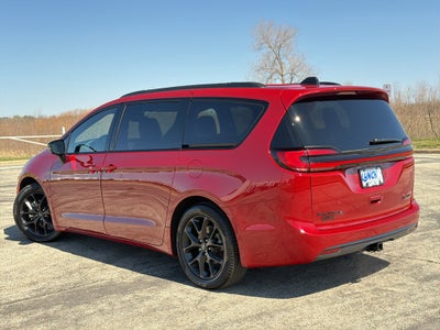 2025 Chrysler Pacifica Limited w/Tow Package
