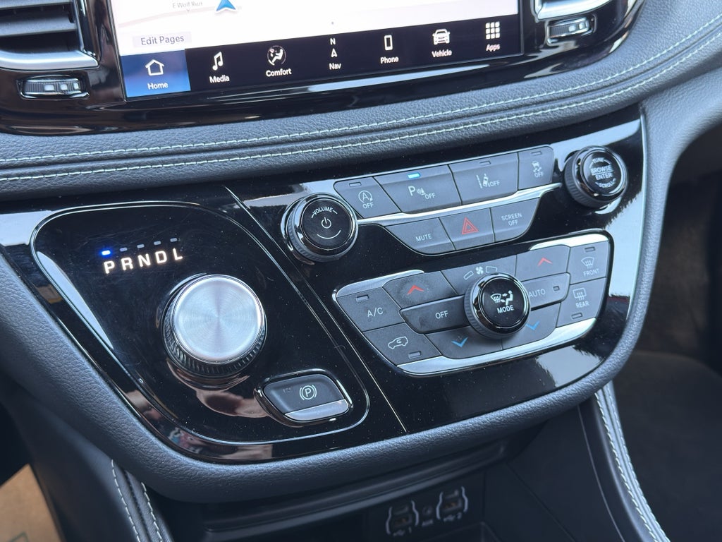 2025 Chrysler Pacifica Limited w/Tow Package