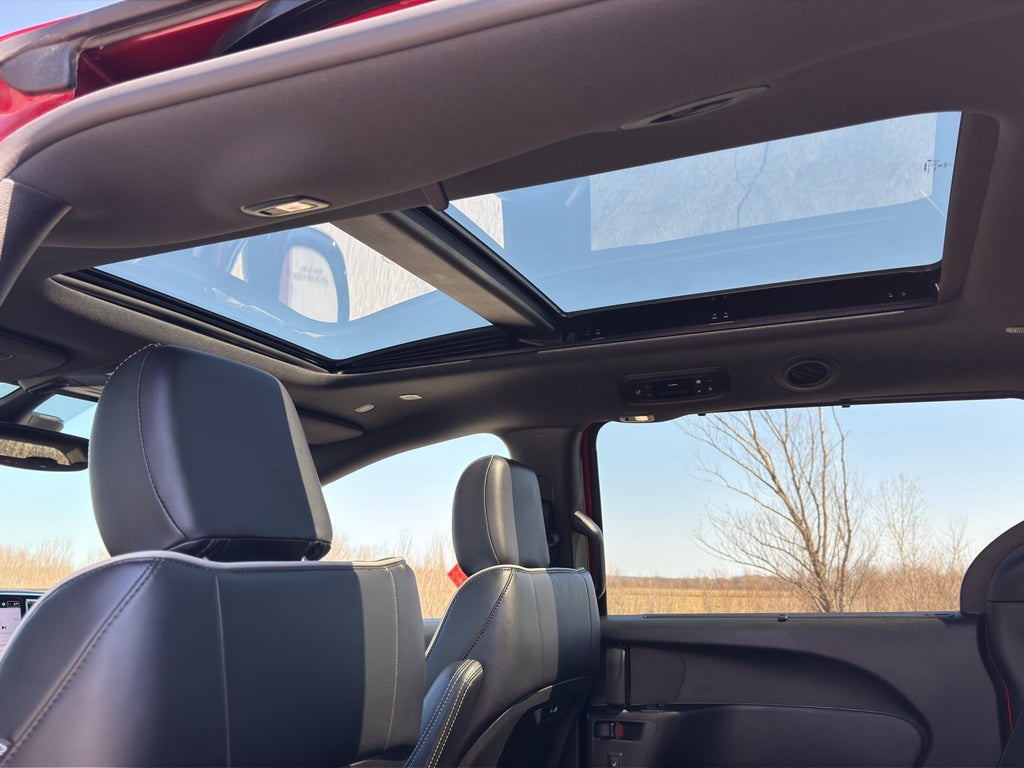 2025 Chrysler Pacifica Limited w/Tow Package