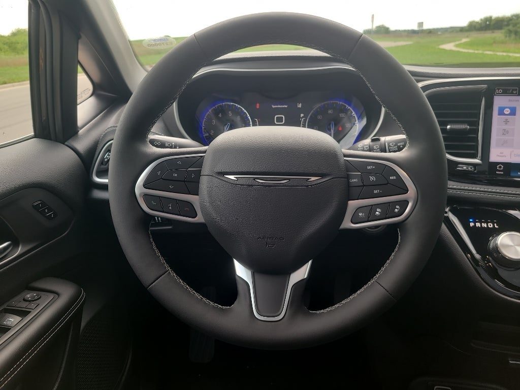 2027 Chrysler Pacifica Select Tech AWD