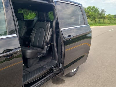2027 Chrysler Pacifica Select Tech AWD