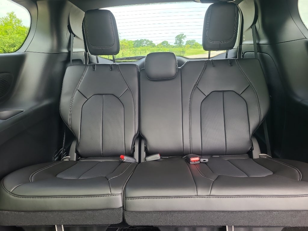 2027 Chrysler Pacifica Select Tech AWD
