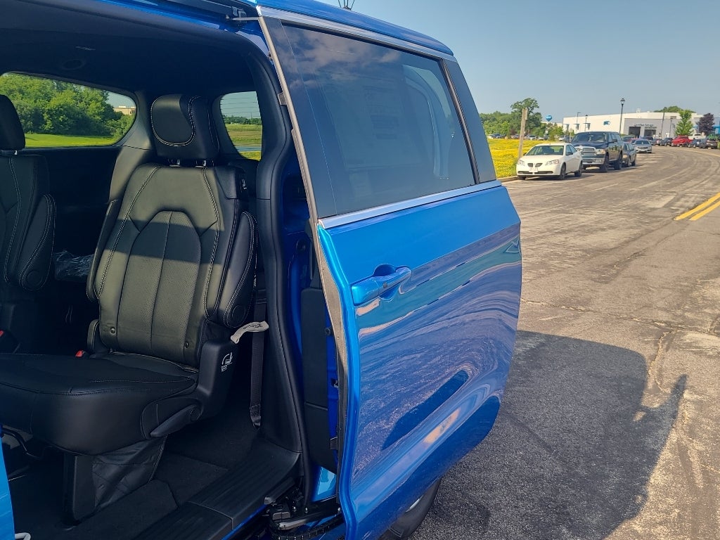2027 Chrysler Pacifica Select Tech AWD