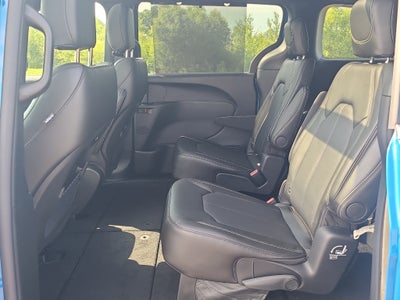 2027 Chrysler Pacifica Select Tech AWD