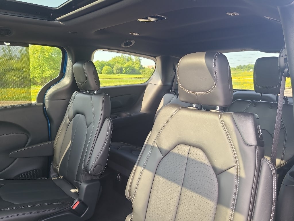 2027 Chrysler Pacifica Select Tech AWD