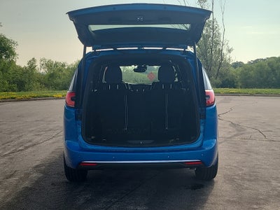 2027 Chrysler Pacifica Select Tech AWD