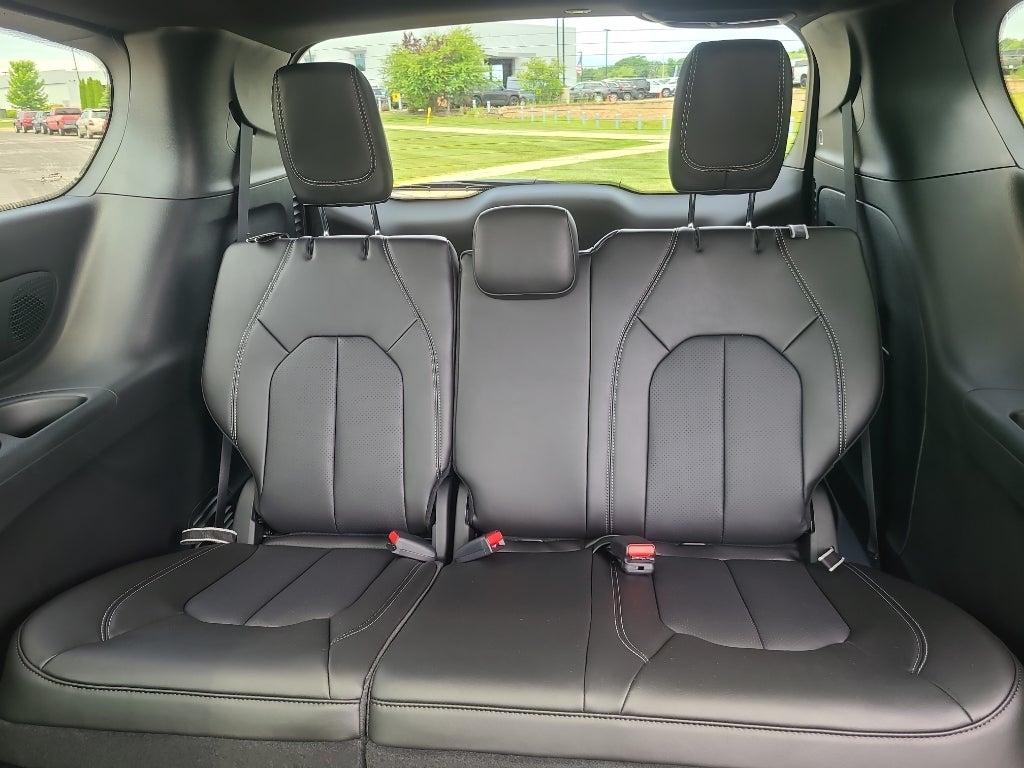 2027 Chrysler Pacifica Select Tech AWD