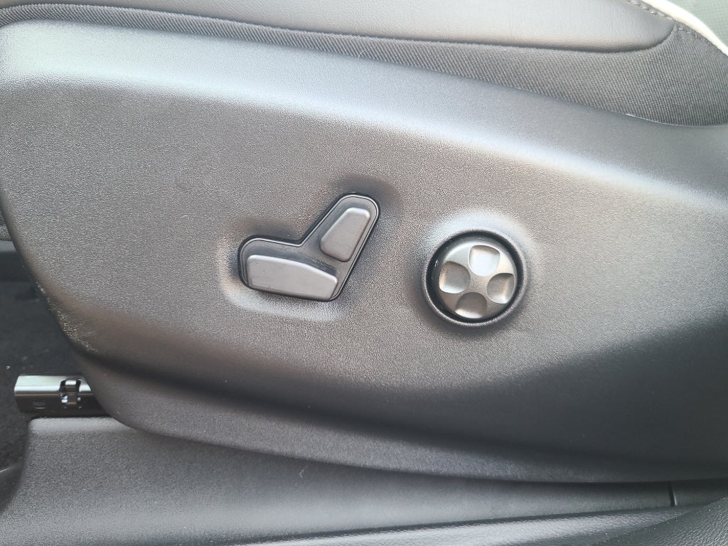 2027 Chrysler Pacifica Limited Family Tech AWD