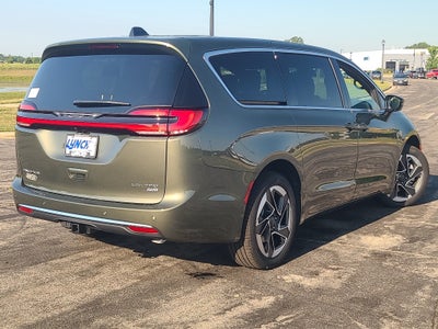 2027 Chrysler Pacifica Limited Family Tech AWD