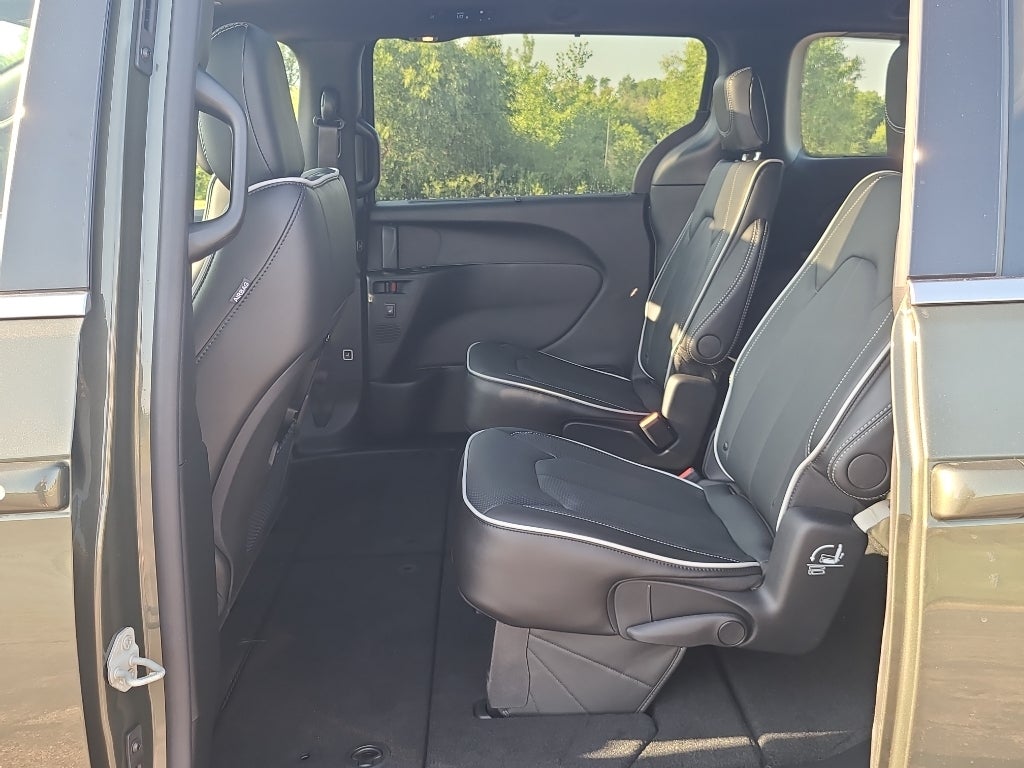 2027 Chrysler Pacifica Limited Family Tech AWD