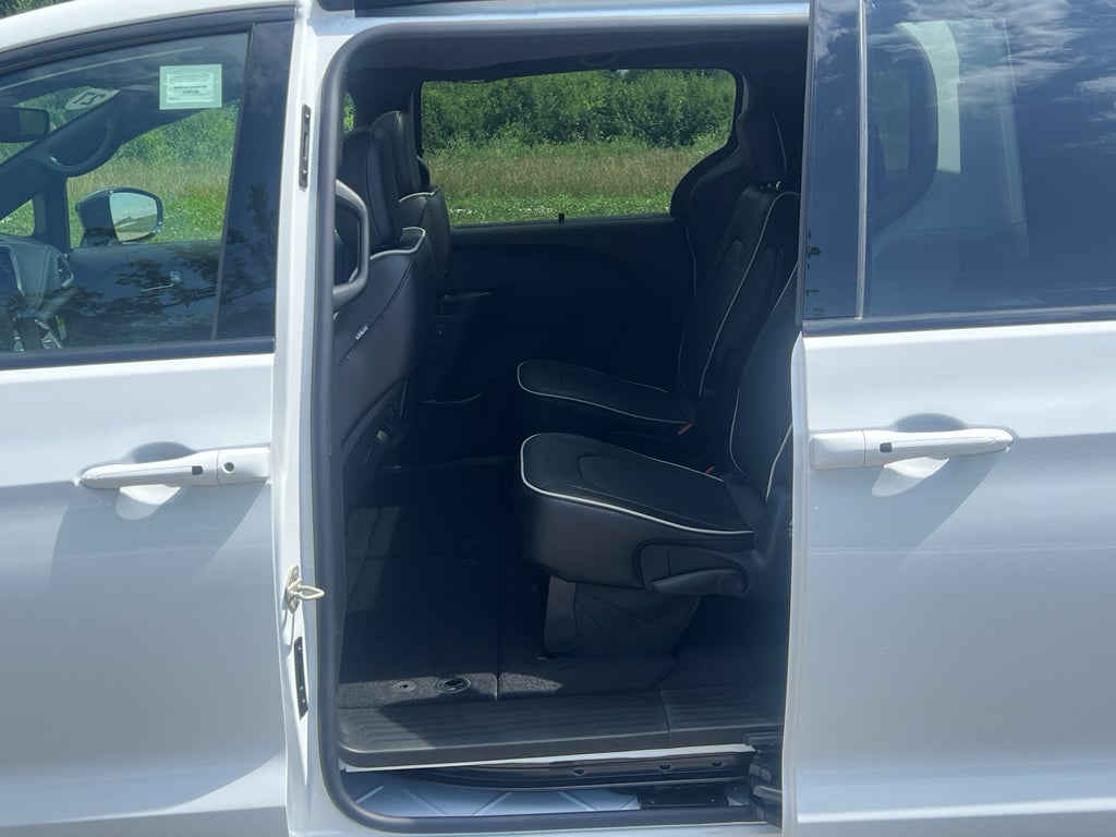 2027 Chrysler Pacifica Limited S AWD