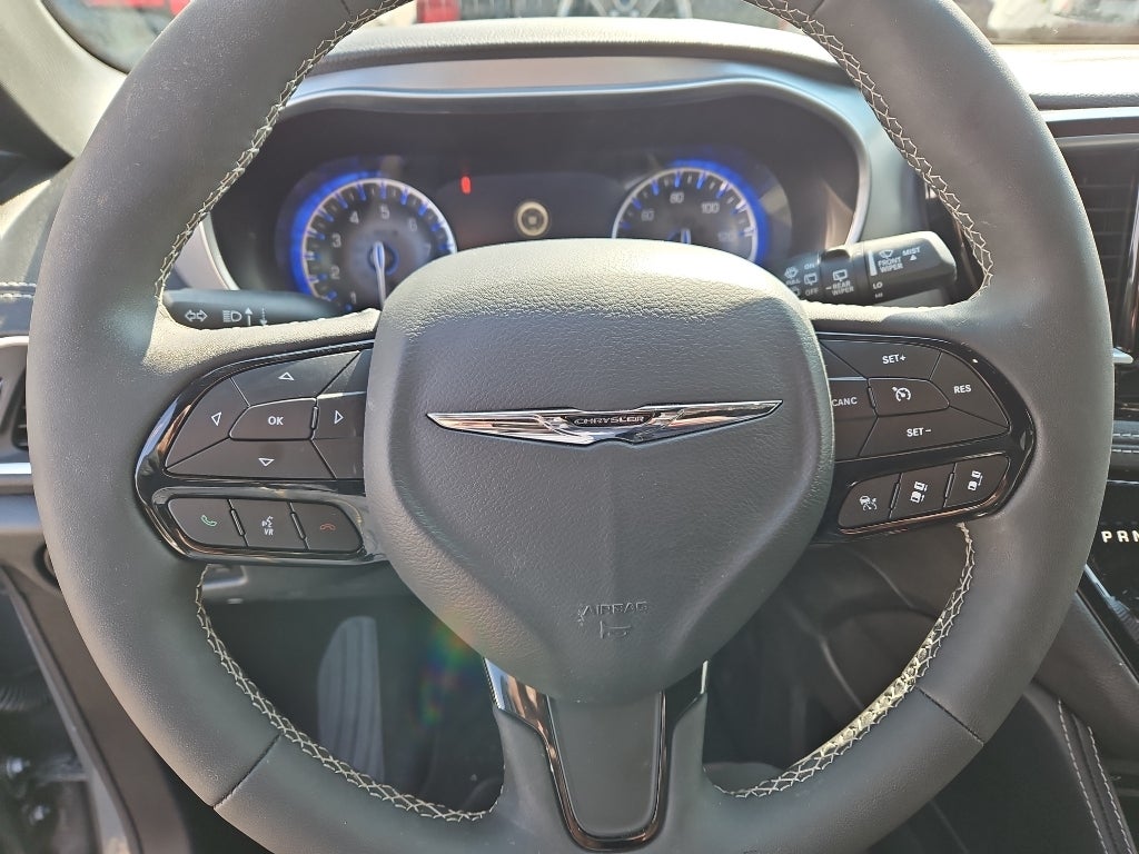 2025 Chrysler Pacifica Limited w/Tow & Entertainment