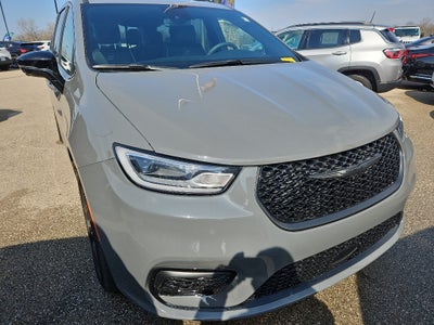 2025 Chrysler Pacifica Limited w/Tow & Entertainment