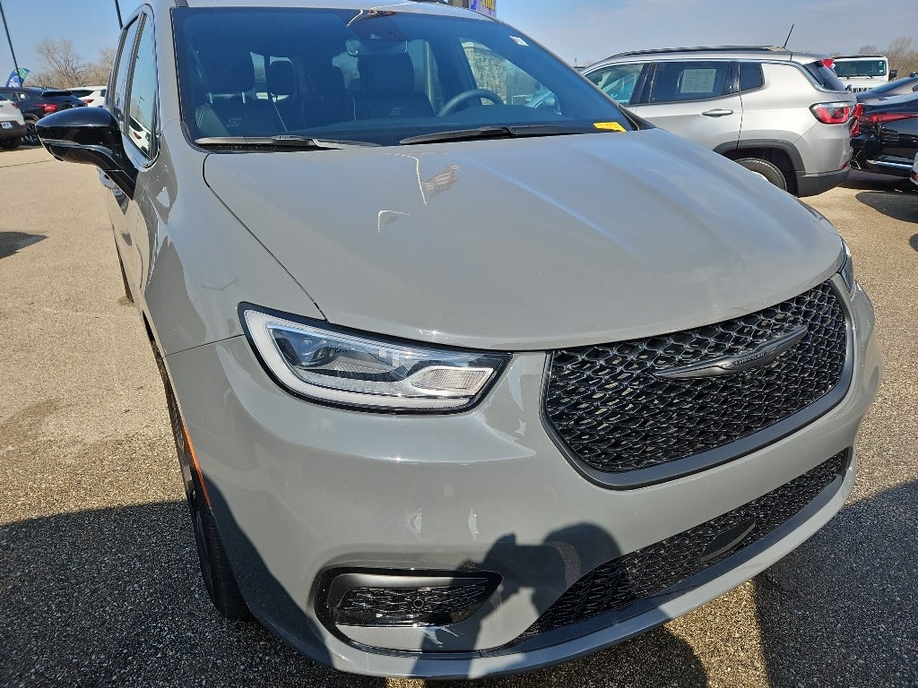 2025 Chrysler Pacifica Limited w/Tow & Entertainment