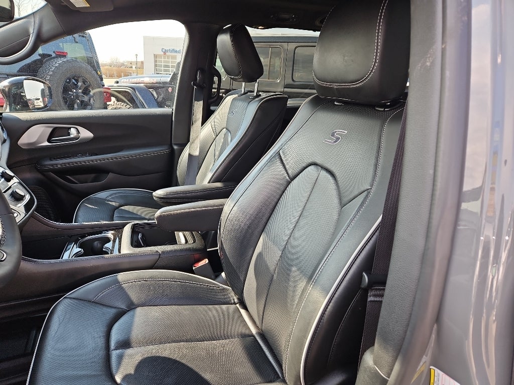 2025 Chrysler Pacifica Limited w/Tow & Entertainment