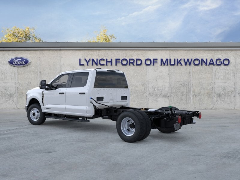 2026 Ford Super Duty F-350 DRW Chassis Cab LARIAT