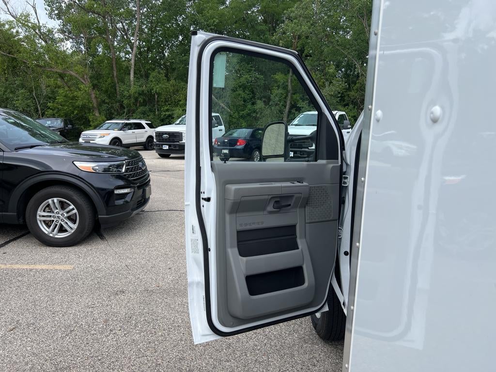 2025 Ford E-Series Cutaway E-450 DRW 158" WB